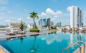 โรงแรมนิรันดร์ แกรนด์